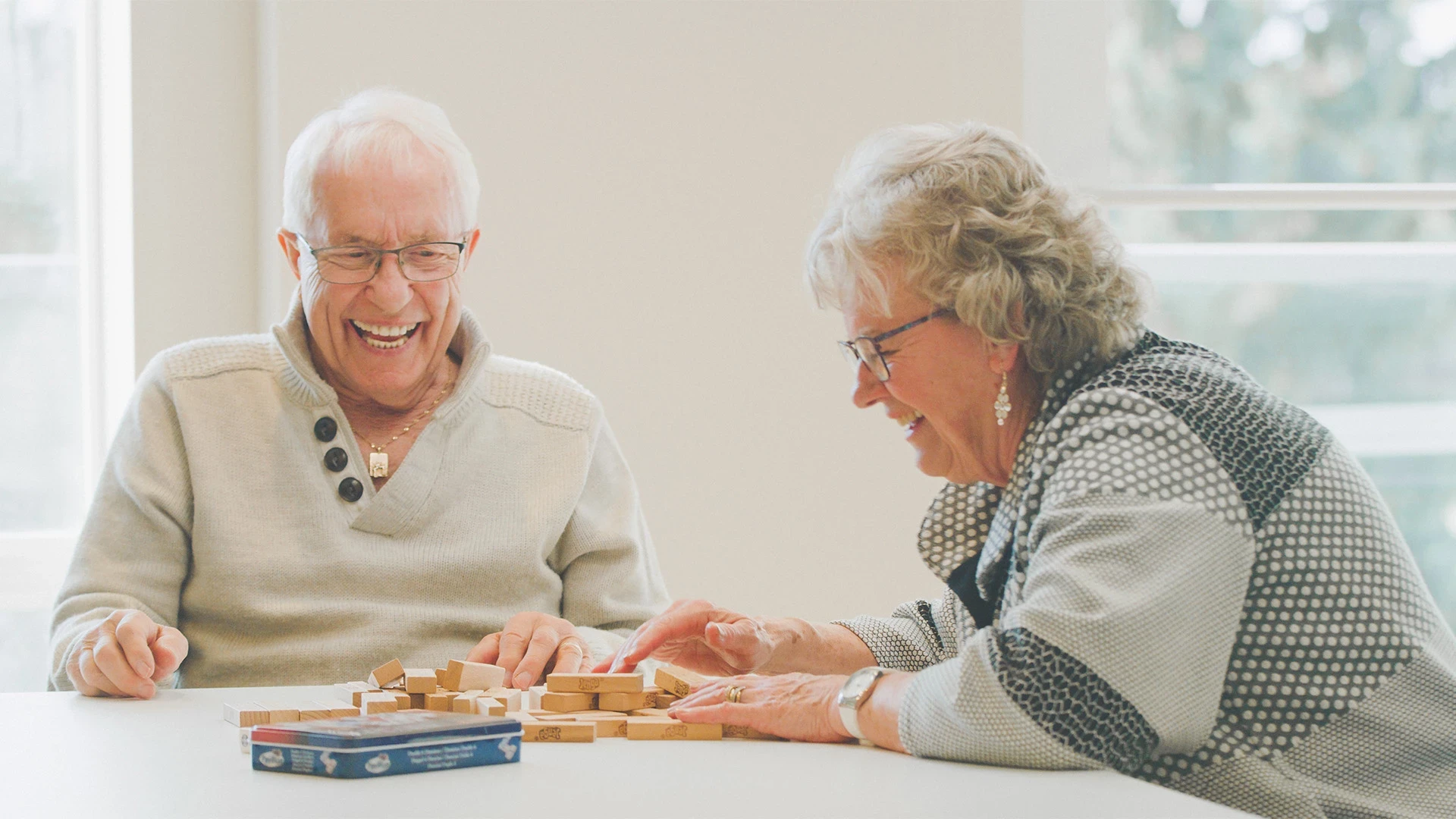 3 ways laughter boosts senior health img