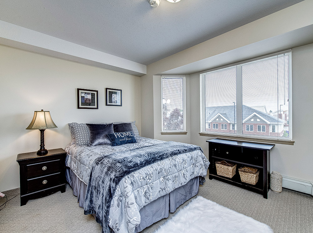 bedroom with classic furnishing